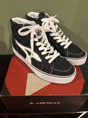 Airwalk Hayden Black and White High-Top Sneakers.   Size 6